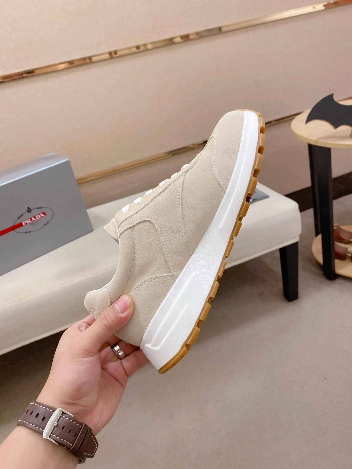 Men's shoes 💰 580💰 ✔️✔️✔️High version High-quality new PRADA counters are launched simultaneously. The new men's shoes and 😘fabric are selected suede cowhide and are made by pure handicrafts. Lining: Full cowhide lining. 👍🏿 High-end ☄️ air-cushion molded anti-slip rubber outsole, exquisite lines, simple and elegant, comfortable and high-end for leisure travel. Code number: 38 to 44